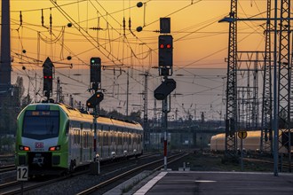 Regional-Express, RE49 Wupper-Lippe-Express, leaving the main station of Essen, dusk, North