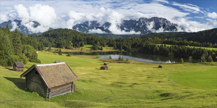 Geroldsee, behind it the cloudy Karwendel mountains, Werdenfelser Land, Upper Bavaria, Bavaria,