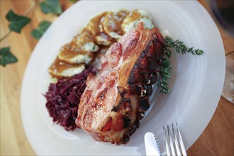 Swabian cuisine, crusty roast Swabian pork, meat dish, pork, crispy, red cabbage, dumplings,