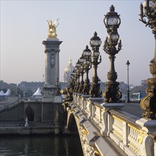 Pont Alexandre III, S tahlbogenbrücke zur Weltausstellung 1900 gebaut, dahinter Invalidendom,