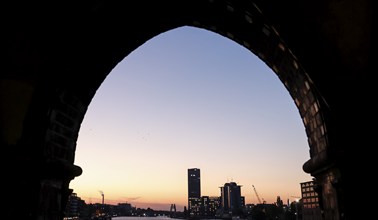 Sunrise at the Oberbaum Bridge, view over the Spree to the Treptow Towers, Berlin, 17.10.2024.,