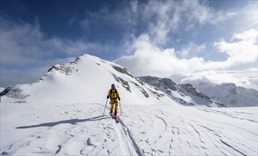 Ski tourers in a snowy mountain landscape, ascent to the Wildhorn, cloudy mood, high tour, Bernese