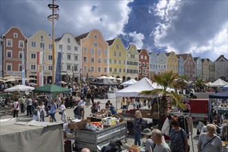 Flea market on the Upper Town Square, late baroque row of houses at the back, Schärding, Upper