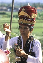 Ngaben (cremation ceremony), on the cremation ground a Shiva priestess celebrates the ceremony on