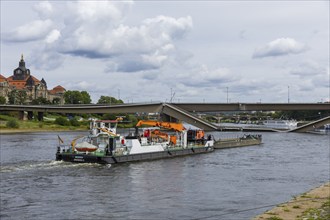 In the early hours of the morning, a section of the Carola Bridge collapsed for unknown reasons.