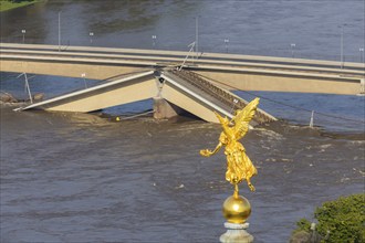 In the early hours of the morning, a section of the Carola Bridge collapsed for unknown reasons.