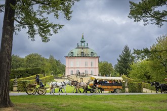 Presentation and route ride, all carriages in stylish tension, popular sporting event over approx.