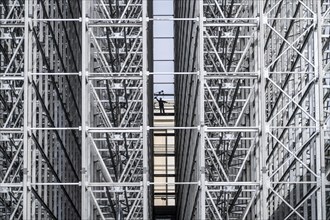 Construction of a high-bay warehouse, storage system for high space utilisation, in steel