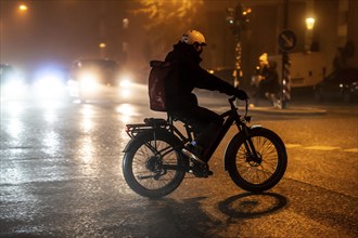 Cyclist, darkness, inner city traffic, fog, autumn, winter, evening traffic, North