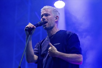 Johannes Strate, singer of Revolverheld live at the Potsdamer Stadtwerkefest, 13.07.2024