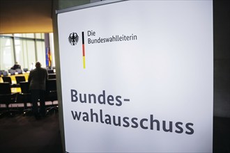 A sign of the Federal Electoral Committee stands in front of a meeting room in the German Bundestag