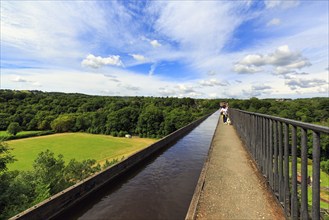 Pontcysyllte Aqueduct, navigable trough bridge, Llangollen Canal with walkers, Llangollen, UNESCO