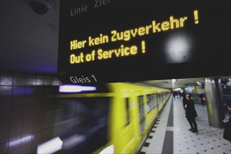 Underground line 9 runs at Zoologischer Garten despite the display 'No train service here! Out of