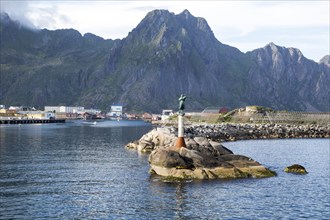 Fisherman's wife statue at harbour entrance, Svolvaer, Lofoten Islands, Nordland, Norway, Europe