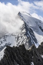 Rocky mountain ridge and glaciated mountain peak Großer Möseler, glacier Furtschaglkees, Berliner