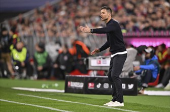 Coach Xabi Alonso Bayer 04 Leverkusen on the sidelines, gesture, gesture, TV camera, Allianz Arena,