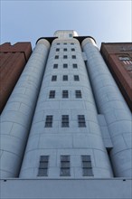 Steel silo between brick buildings, Museum Küppersmühle für moderne Kunst, MKM, former flour mill,