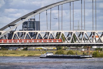 The Hammer railway bridge, S-Bahn train, between Düsseldorf and Neuss, cargo ship, tanker, Lausward