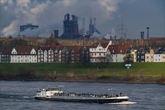 The river Rhine near Duisburg, houses on the Rhine dyke, Laar district, Thyssenkrupp Steel