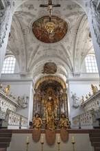 View of the chancel, in front statues of Bishop Kilian, centre, with Kolonat and Totnan in St.