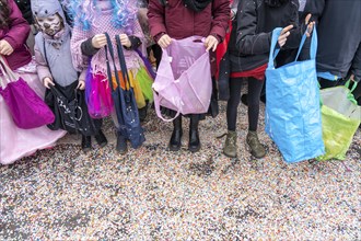 Rose Monday parade in Düsseldorf, spectators, especially children, collecting carnival sweets, at