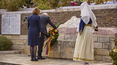 Federal President Frank-Walter Steinmeier, Elke Büdenbender, people lay a wreath at a memorial,