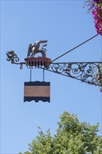 Griffin as a cantilever on the Haus der Alstadtfreunde Nuremberg, Weißgebergasse 10, Nuremberg,