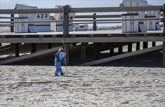 Toddler with quiver on the sandy beach of the North Sea, Sankt Peter-Ording, Schleswig-Holstein,