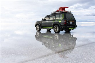 Toyota Land Cruiser tour vehicle, Salar de Uyuni, Uyuni, Bolivia, South America