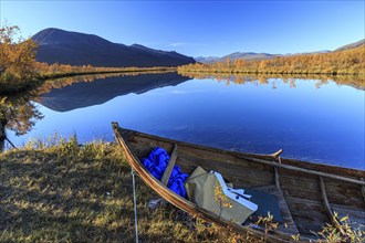 Mountains reflected in lake, autumn colours, sun, boat, bright, friendly, Nikkaluokta, Laponia,