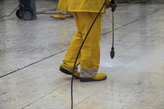 Cleaning natural stone with a high-pressure cleaner