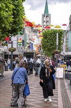 The city centre of Gelsenkirchen, Bahnhofstraße, pedestrian zone, shopping street, shops, tower of