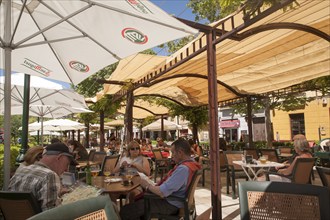 People eating lunch under parasol sunshades, Paseo del Padre Manjob, Albaicin, Granada