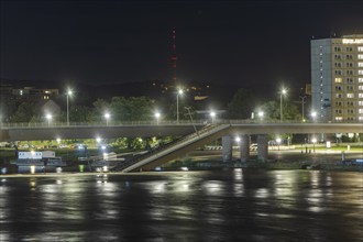 In the early hours of the morning, a section of the Carola Bridge collapsed for unknown reasons.