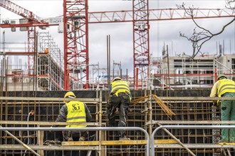 Major construction site in Düsseldorf, on the B8, Danziger Straße, construction of a residential