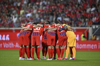 Team building, team circle in front of the start of the match 1. FC Heidenheim 1846 FCH,