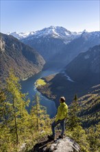 Mountaineers at the Archenkanzel viewpoint, panoramic view of the Königssee, autumn forest and