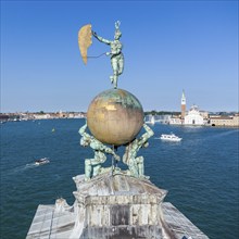 Die bewegliche Windfahne der Fortuna auf der von Atlanten getragenen goldenen Erdkugel, Venedig,