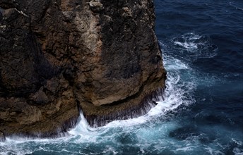 Steep coast on the Atlantic, Cabo de São Vicente, Cape St Vincent, Sagres, Algarve, Portugal,