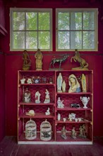 Shelf with figures, holy figures, country house, order, decoration, furnishing, whimsical, red,