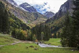 Oytal, on the right Oybach, behind mountains of the Allgäu Alps, near Oberstdorf, Oberallgäu,