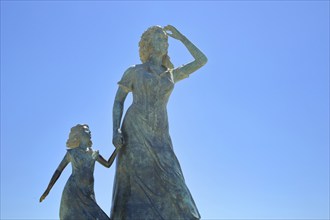 Sculpture L'Esperance by Ali Salem 2014, two, woman, child, girl, hold, hand, head, arm, up, look,