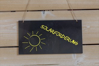 Schild auf einer Holztafel mit der Aufschrift SOLARRECHNER (Solarrechner)