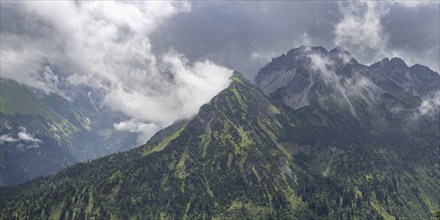 Mountain panorama with many rain clouds from the Fellhorn, 2038m, over the Warmatsgundtal to the