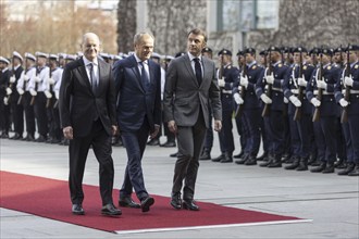 Federal Chancellor Olaf Scholz (SPD) welcomes Emmanuel Macron, President of France, and Donald