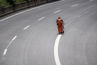 Marking work after the renewal of the road surface on the A40 motorway between the Kaiserberg