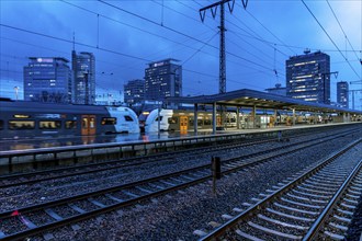 RRX train, regional express, Rhine-Ruhr-Express, train traffic, city centre skyline, Essen central