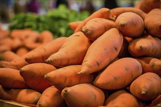 Sweet potatoes at market. KI generiert, generiert, AI generated