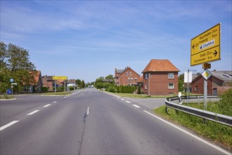 Federal road B495 with signpost to the Elbe ferry in Wischhafen, district of Stade, Lower Saxony,