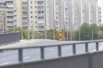 In the early hours of the morning, a section of the Carola Bridge collapsed for unknown reasons.